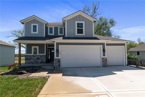 407 6th St, Smithville, MO, 64089 | Card Image