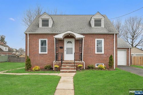 32 N 7th Ave, Manville, NJ, 08835-1508 | Card Image