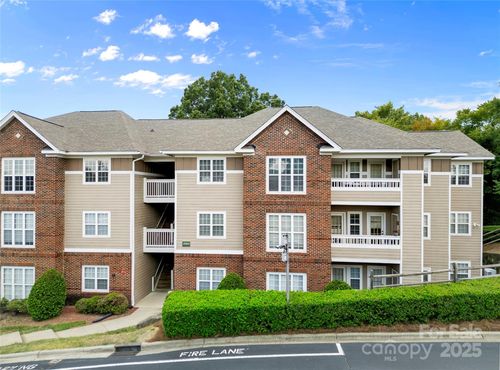 9909 Campus Walk Ln, Charlotte, NC, 28262-1913 | Card Image