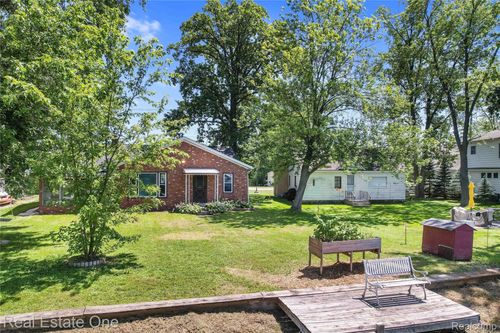 8802 Riverside Dr, Brighton, MI, 48116-8237 | Card Image