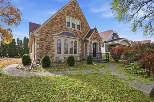 4709 W Leon Ter, Milwaukee, WI, 53216-2332 | Card Image