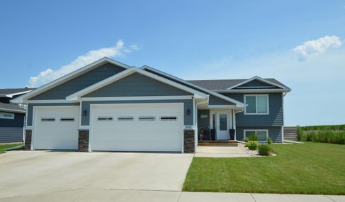 2413 S Lawson St, ABERDEEN, SD, 57401-5786 | Card Image