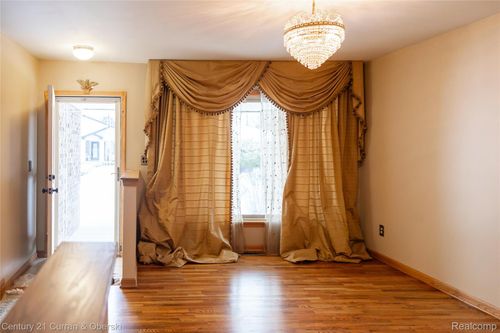 575 Rosemary St, Dearborn Heights, MI, 48127-3627 | Card Image