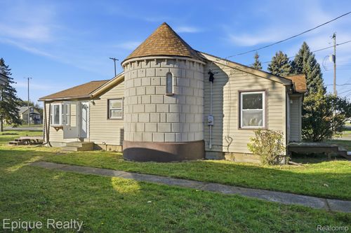 1374 Kenneth St, Burton, MI, 48529-2208 | Card Image
