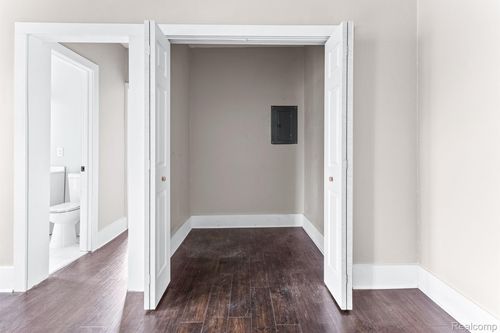 3550 Montclair St, Detroit, MI, 48214-2162 | Card Image