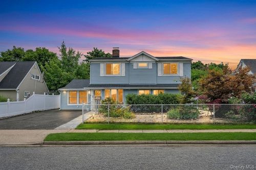 40 Blueberry Ln, Oyster Bay, NY, 11771-3902 | Card Image