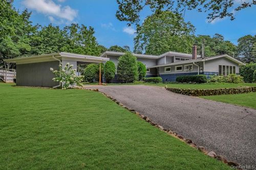 30 Center Dr, Riverhead, NY, 11901-1078 | Card Image