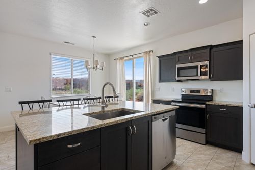 258 N Windsor Dr, Washington, UT, 84780-2595 | Card Image