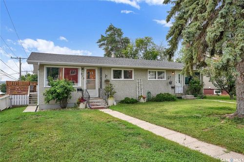 913-915 Hochelaga Street W, Home with 4 bedrooms, 5 bathrooms and 4 parking in Moose Jaw SK | Card Image