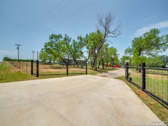 1271 Sandbranch Rd, House other with 3 bedrooms, 2 bathrooms and null parking in Bigfoot TX | Image 25