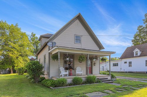 209 Maple St, Three Oaks, MI, 49128-1136 | Card Image