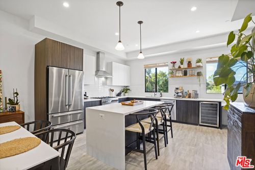 6716 N Royce Ln, Van Nuys, CA, 91411-1265 | Card Image