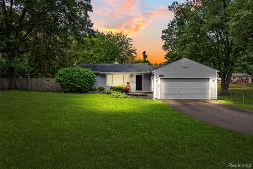 129 E Beechdale St, Commerce Twp, MI, 48382-3103 | Card Image