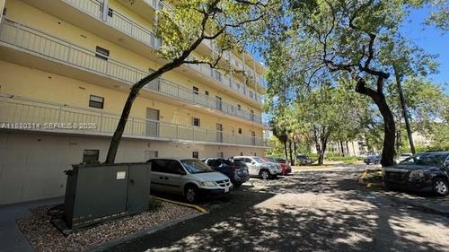apt-119-8290 Lake Dr, Doral, FL, 33166-4670 | Card Image