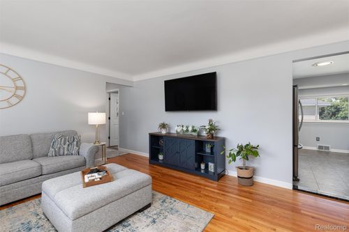35416 W Chicago St, Livonia, MI, 48150-2519 | Card Image