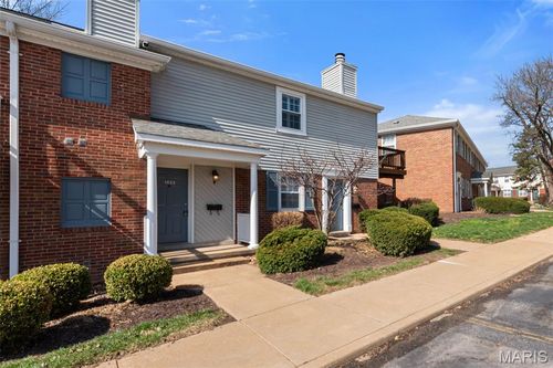 1423 Peacock Ln, Brentwood, MO, 63144-1162 | Card Image