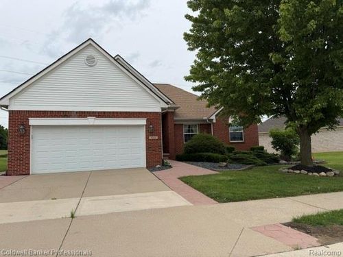 8261 Prestwick Ln, Washington Township, MI, 48095-2859 | Card Image