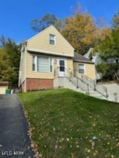 View of front facade featuring a front yard | Image 2