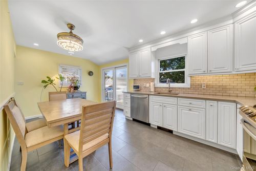 102 Lafayette St, Copiague, NY, 11726-4208 | Card Image