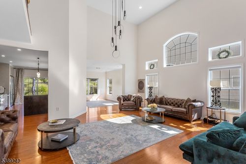 24 Bluffs Ct, Hamburg, NJ, 07419-1525 | Card Image