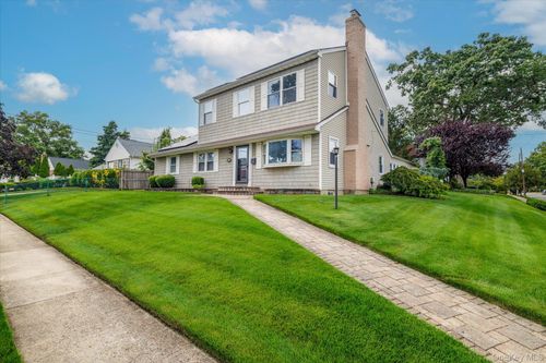 685 John St, North Baldwin, NY, 11510-1810 | Card Image