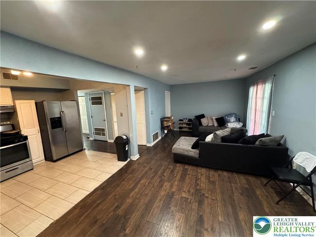 215 W Lehigh St, Townhouse with 3 bedrooms, 3 bathrooms and null parking in Bethlehem PA | Image 9