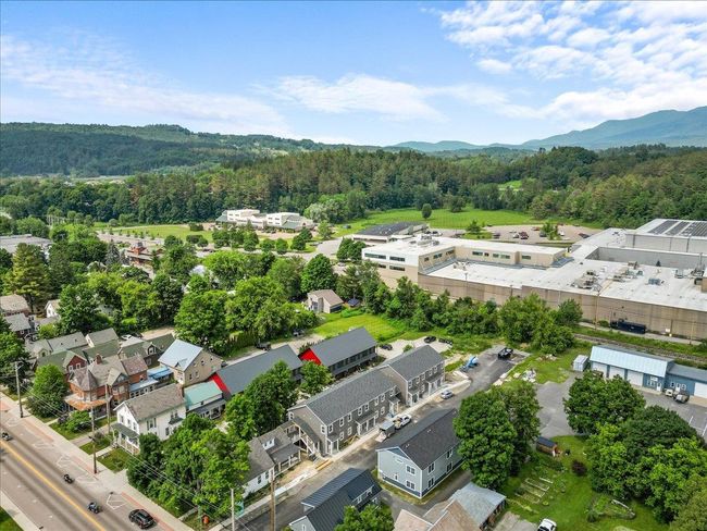 27 Gardner Lane, Condo with 2 bedrooms, 3 bathrooms and null parking in Waterbury VT | Image 37