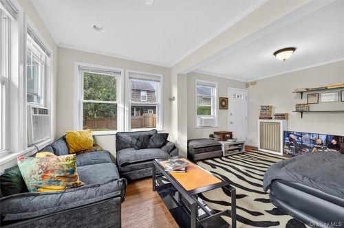 26 W 5th St, Locust Valley, NY, 11560-1604 | Card Image