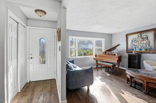 58 Circle Dr, Syosset, NY, 11791-6806 | Card Image