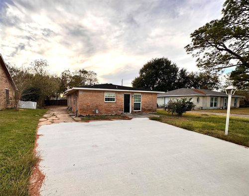 2618 Hill Ave, Dickinson, TX, 77539-3704 | Card Image