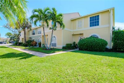 1532 Chateaux De Ville Court, Townhouse with 3 bedrooms, 2 bathrooms and null parking in Clearwater FL | Image 1