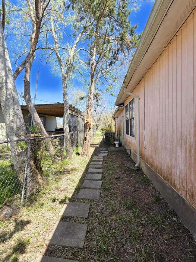 235 2 Nd St, House other with 3 bedrooms, 2 bathrooms and null parking in Van Vleck TX | Image 23