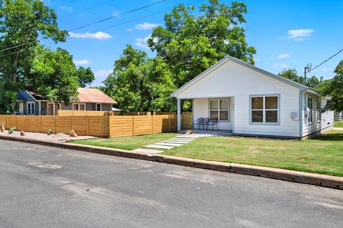 901 Bell St, Fredericksburg, TX, 78624-4707 | Card Image