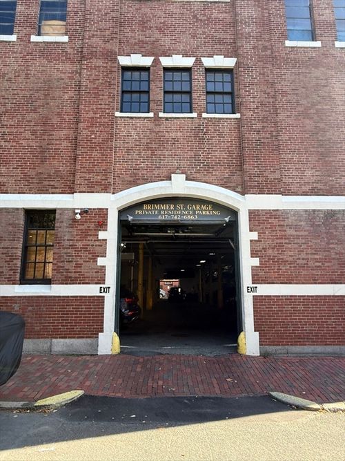 70 Brimmer St, Boston, MA, 02108-3320 | Card Image