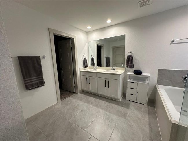 Primary Bath with Dual Sinks | Image 27