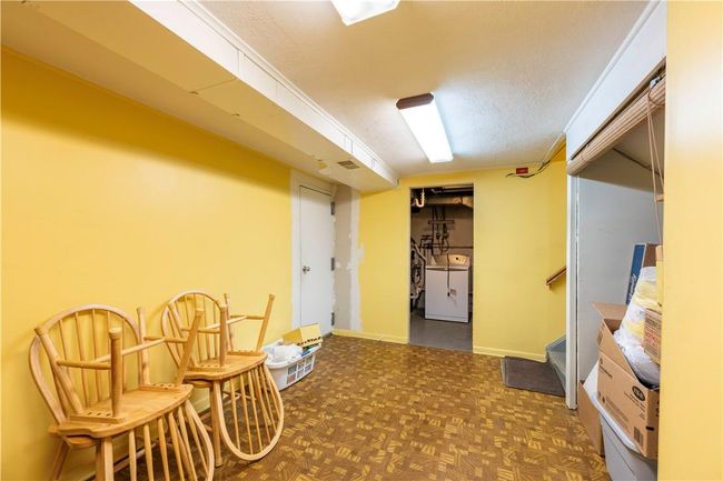 Family room - door to laundry room | Image 18