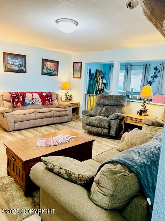 Living Room (8) | Image 18