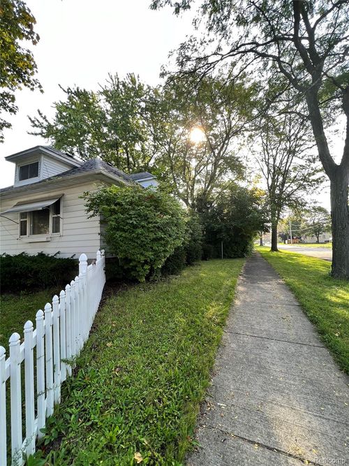 902 N Mason St, Saginaw, MI, 48602-4651 | Card Image