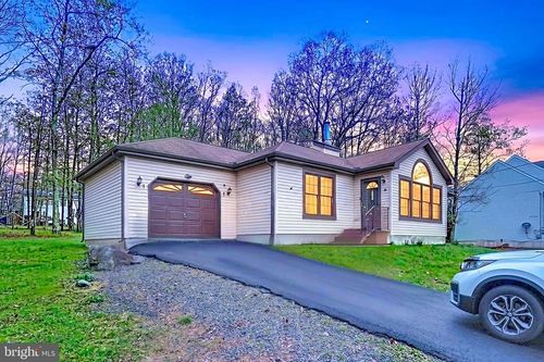 4341 Pine Ridge Dr, Bushkill, PA, 18324-8420 | Card Image