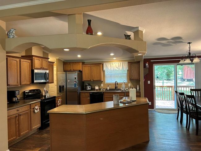 Large windows to emphasize natural light | Image 12