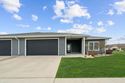 514 Autumn Ln, Cedar Falls, IA, 50613-8922 | Card Image