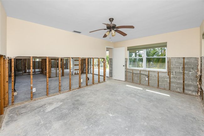 11465 7 Th St E, House other with 2 bedrooms, 2 bathrooms and null parking in Treasure Island FL | Image 23