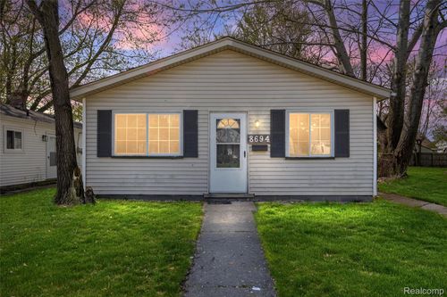 8694 Maxwell Ave, Warren, MI, 48089-2407 | Card Image