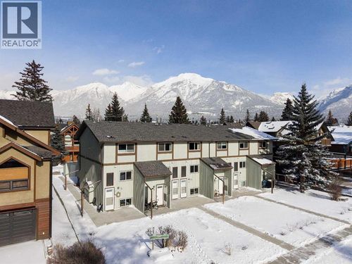 630 3 St, Canmore, AB, T1W2J5 | Card Image