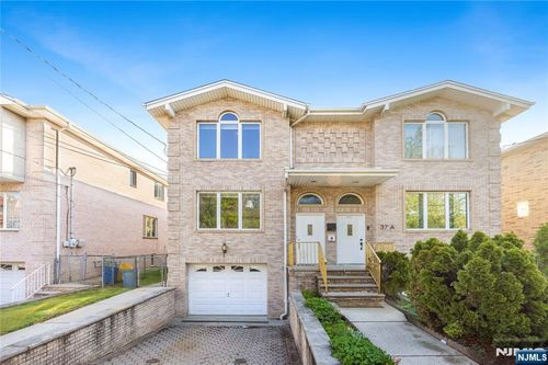 37 E Palisades Blvd, Palisades Park, NJ, 07650-1710 | Card Image