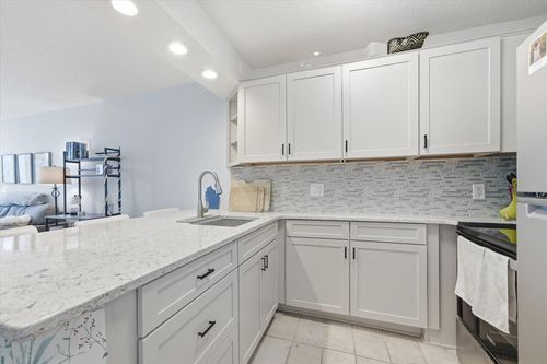 405-929 N Astor Street, Milwaukee, WI, 53202 | Card Image