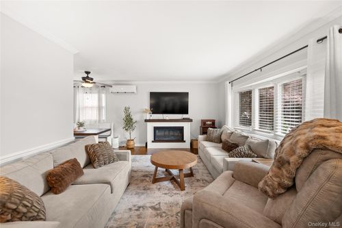 219 Venetian Blvd, Lindenhurst, NY, 11757-6109 | Card Image