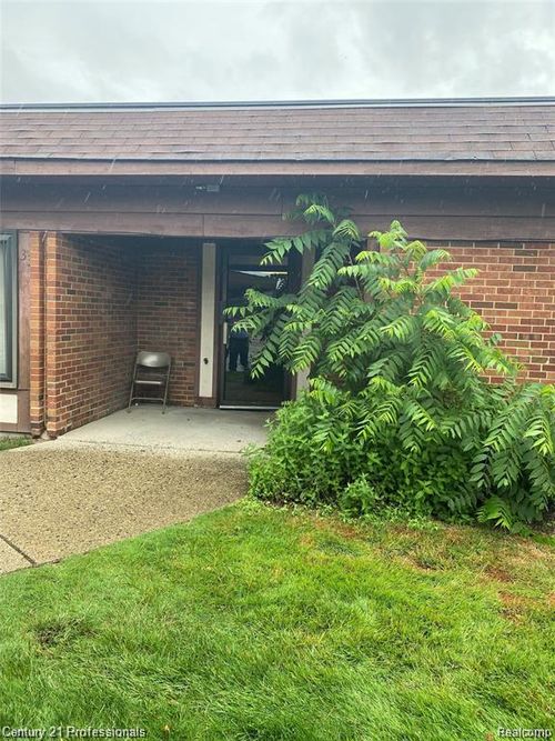 apt-26-29900 Grand Oaks Dr, Warren, MI, 48092-4679 | Card Image