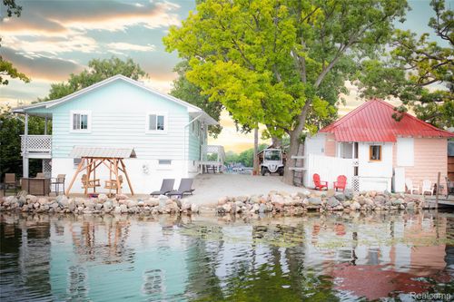 599 Westpointe Ct, Lake Orion, MI, 48362-2772 | Card Image