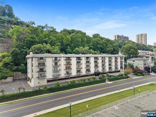 1150 River Rd, Edgewater, NJ, 07020-1334 | Card Image